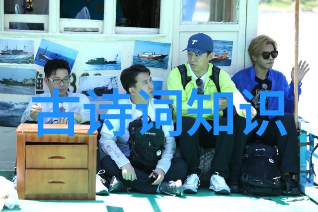 木兰舟上珠帘卷歌声远椰子酒倾鹦鹉